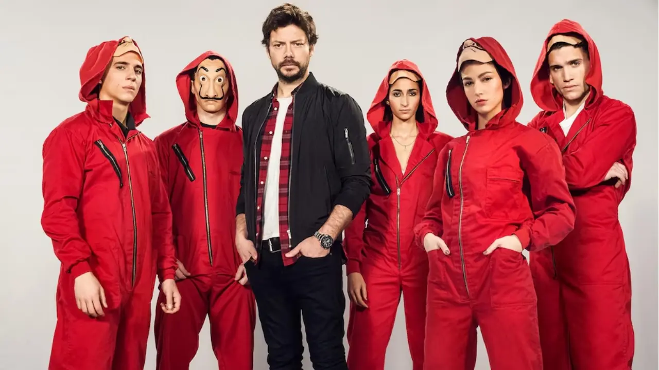 Tráiler oficial del nuevo spin-off de 'La Casa de Papel' mostrando un atracó en desarrollo con máscaras icónicas y luz roja dramática