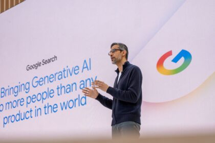 Interfaz futurista de un agente IA autónomo organizando correos, calendarios y finanzas en segundo plano con integración de Google Gemini
