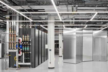 Procesadores cuánticos de IBM analizando estructuras moleculares complejas con 12.635 átomos simulados, combinando tecnología híbrida con superordenadores clásicos