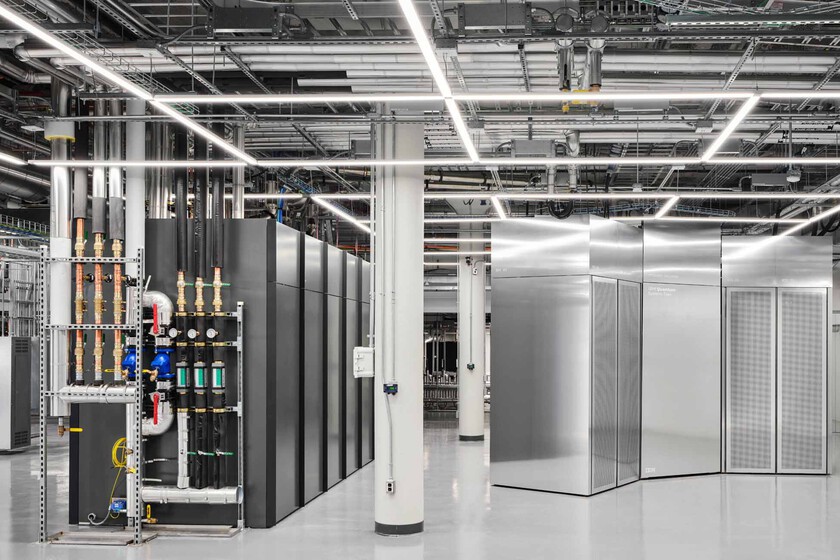 Procesadores cuánticos de IBM analizando estructuras moleculares complejas con 12.635 átomos simulados, combinando tecnología híbrida con superordenadores clásicos