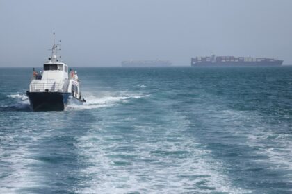 Barco de la Guardia Revolucionaria iraní patrullando el golfo Pérsico con misiles listos, tras amenazas a EE.UU. por ataques a petroleros