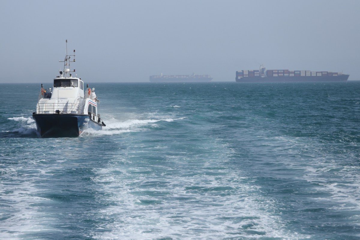 Barco de la Guardia Revolucionaria iraní patrullando el golfo Pérsico con misiles listos, tras amenazas a EE.UU. por ataques a petroleros