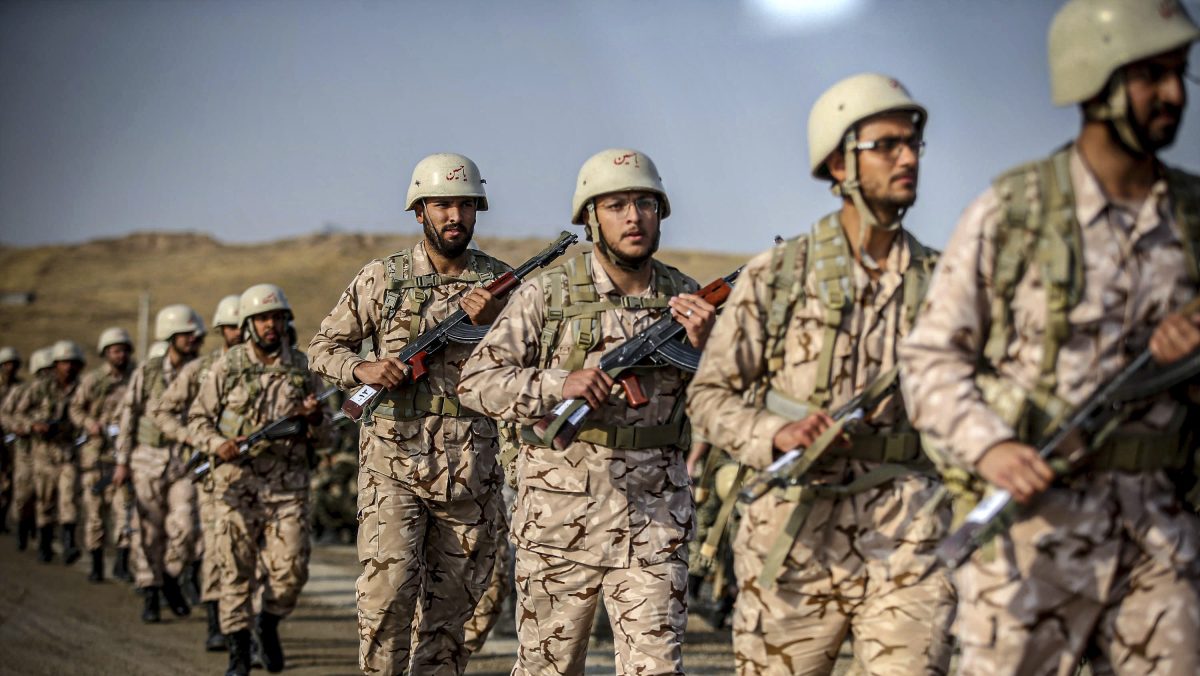 Soldados iraníes en posición de combate con el lema 'dedo en el gatillo' durante alerta máxima frente a posible ataque de EEUU en 2024
