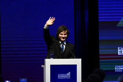 Javier Milei en una imagen de archivo, hablando en un evento de lujo