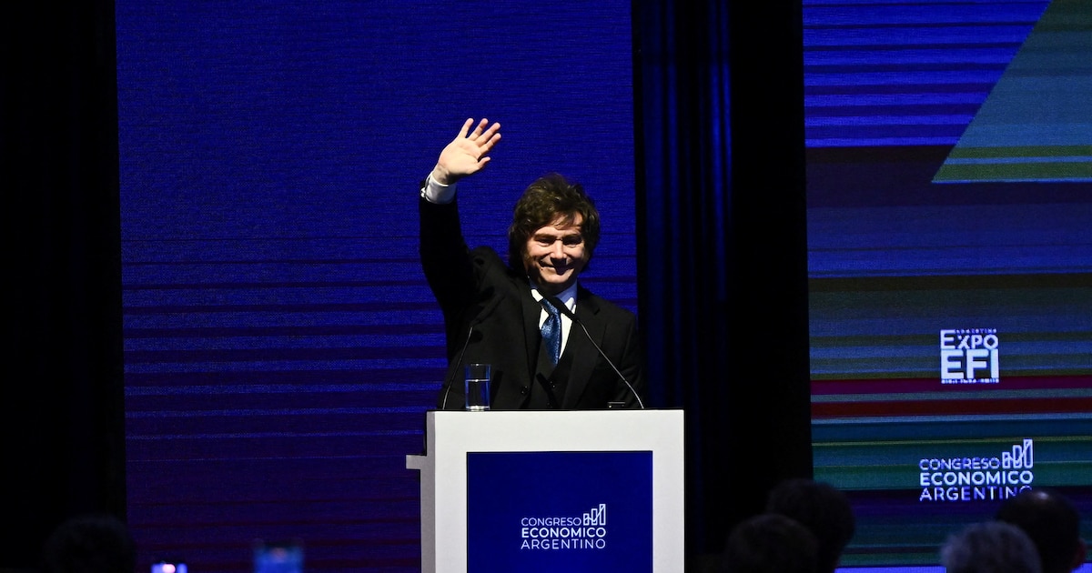 Javier Milei en una imagen de archivo, hablando en un evento de lujo
