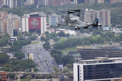 Aviones Osprey MV-22 del Comando Sur de EE.UU. sobrevolando la embajada en Caracas durante ejercicio militar