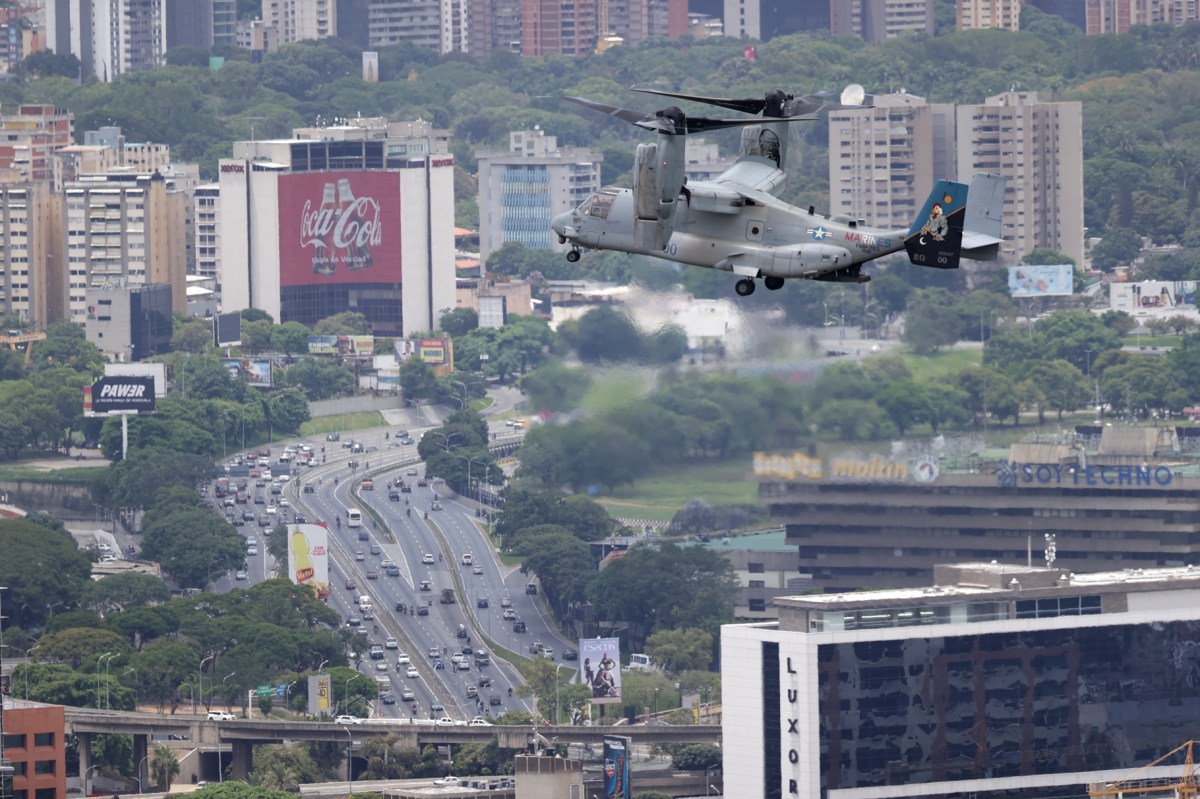Aviones Osprey MV-22 del Comando Sur de EE.UU. sobrevolando la embajada en Caracas durante ejercicio militar