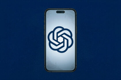 Gráfico de un contrato roto entre dos logos de empresas con fondo de pantalla de iPhone mostrando ChatGPT sin uso
