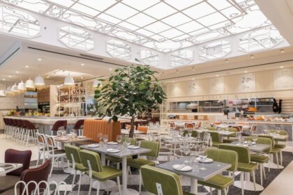Terraza del restaurante italiano en NY con mesas de mármol y ambiente de piazza romana, ideal para aperitivos primaverales