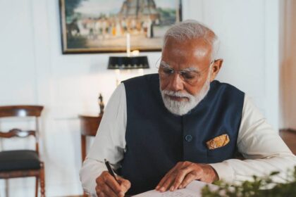 Mano de adulto mayor escribiendo con bolígrafo digital en tableta para análisis de detección temprana de Alzheimer mediante patrones de escritura