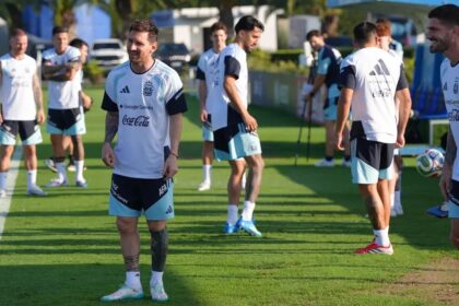 Interfaz de Google Gemini proyectando estadísticas en tiempo real durante un partido del Mundial 2026 con jugadores en acción