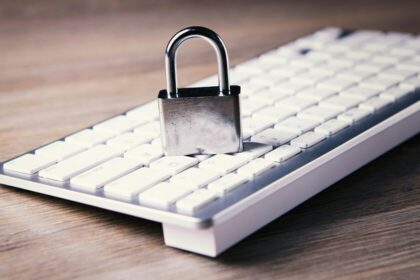 Teclado con contraseñas débiles como '123456' y 'admin' resaltadas en rojo sobre fondo de alerta de ciberseguridad en España