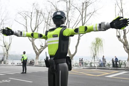 Gráfico futurista mostrando robots y sistemas de IA colaborando con humanos en oficinas y fábricas de España para 2030