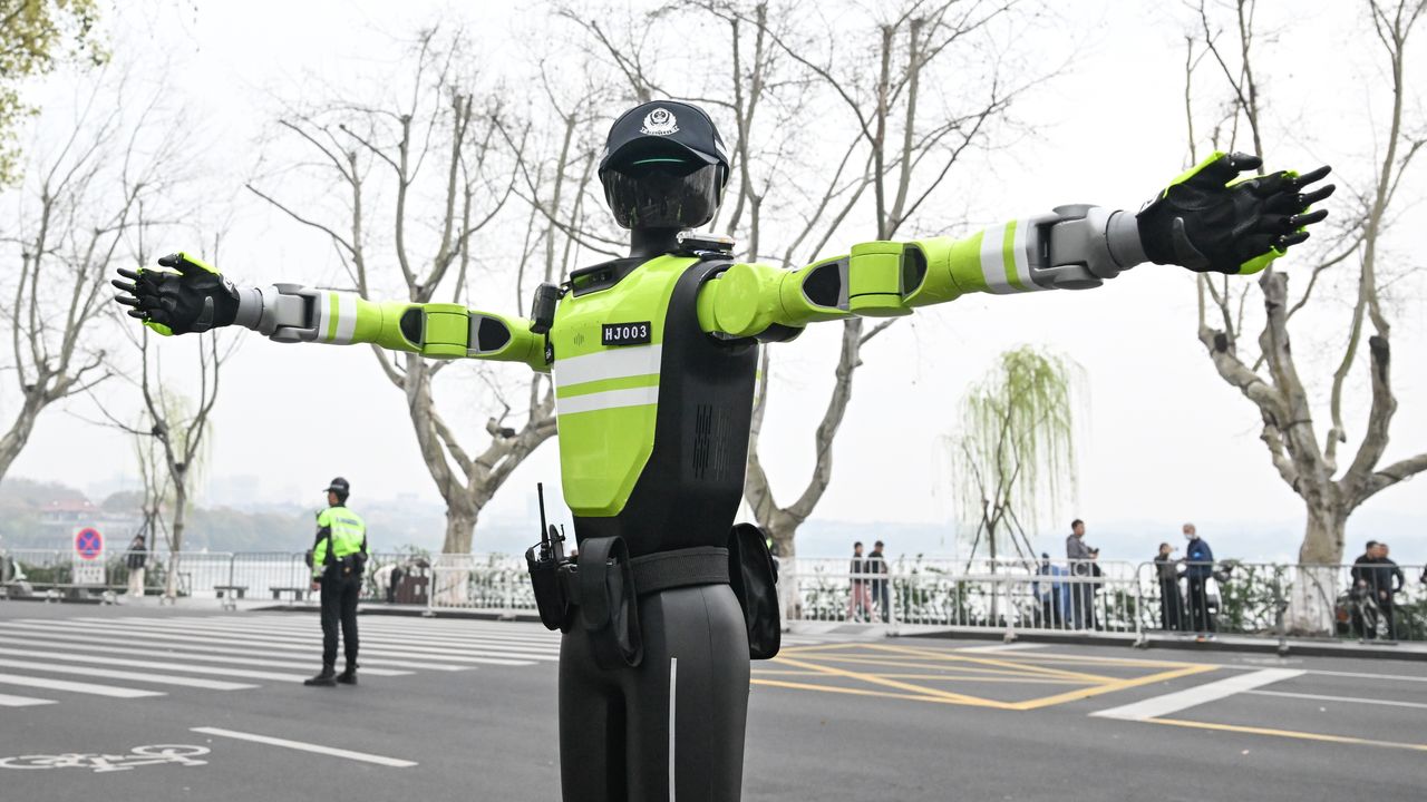 Gráfico futurista mostrando robots y sistemas de IA colaborando con humanos en oficinas y fábricas de España para 2030