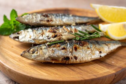 Lata abierta de sardinas en aceite de oliva mostrando su textura y huesos ricos en calcio y omega-3