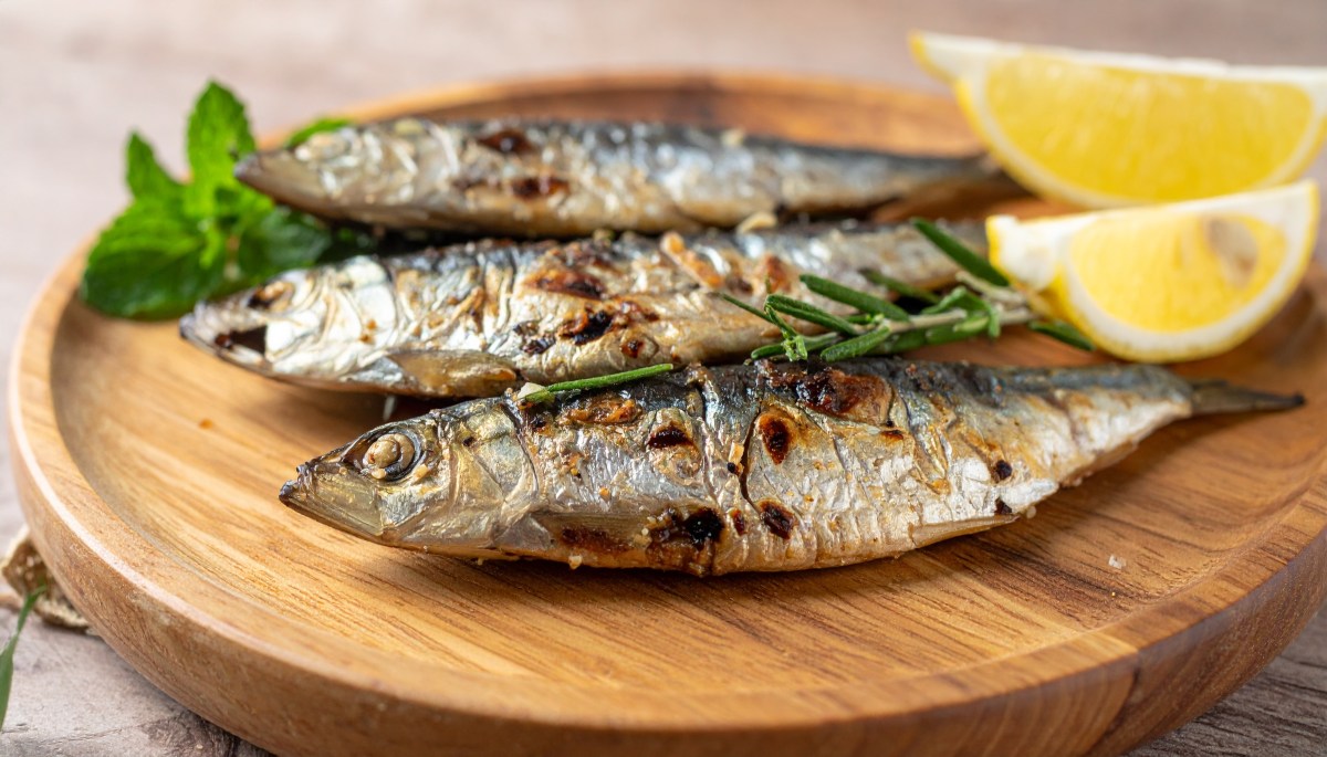 Lata abierta de sardinas en aceite de oliva mostrando su textura y huesos ricos en calcio y omega-3