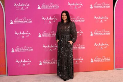 Laura Pausini y Camila Cabello cantando 'Víveme' en el Kaseya Center de Miami, un dueto transgeneracional lleno de emoción