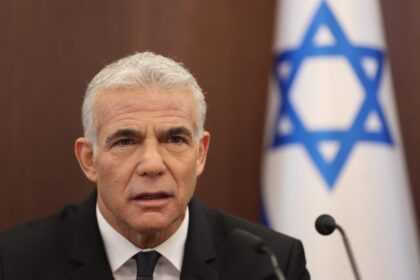 Yair Lapid en rueda de prensa en Jerusalén alertando sobre los 'riesgos del acuerdo EE.UU.-Irán para Israel y Oriente Medio'