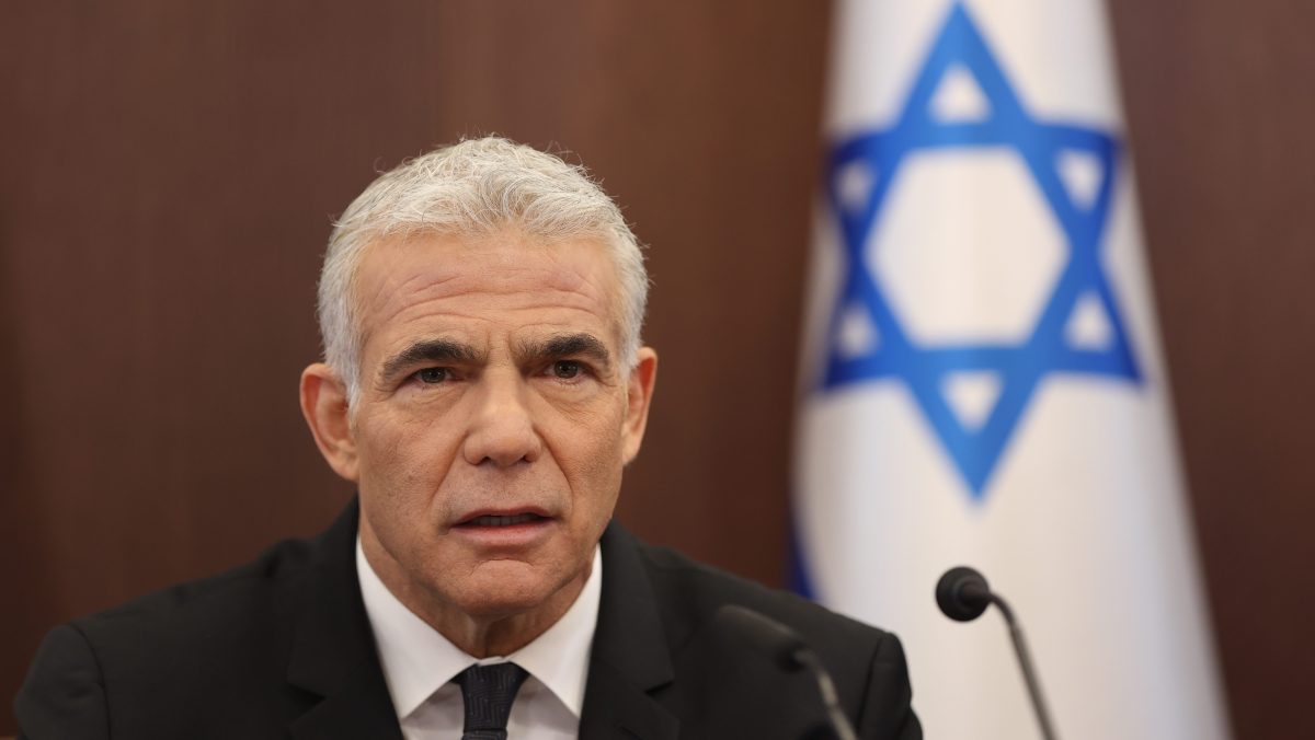 Yair Lapid en rueda de prensa en Jerusalén alertando sobre los 'riesgos del acuerdo EE.UU.-Irán para Israel y Oriente Medio'