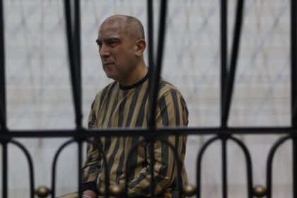 Atef Najib, exjefe de seguridad de Assad, vestido de preso en el banquillo de Damasco durante juicio por torturas en Deraa 2011