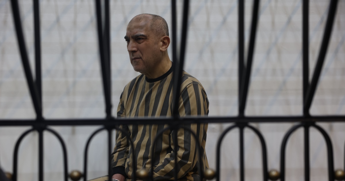 Atef Najib, exjefe de seguridad de Assad, vestido de preso en el banquillo de Damasco durante juicio por torturas en Deraa 2011