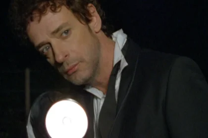 Retrato de Gustavo Cerati en estudio con sintetizadores y cuadernos de notas, base del documental con material inédito