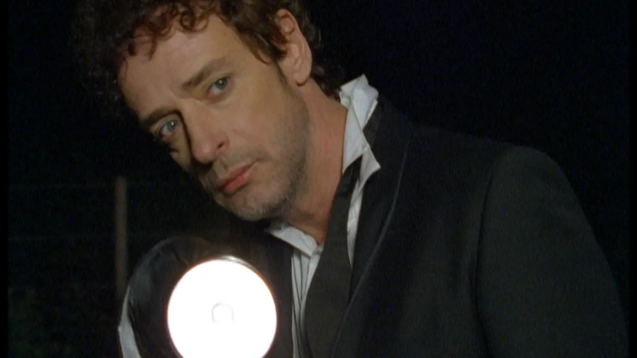 Retrato de Gustavo Cerati en estudio con sintetizadores y cuadernos de notas, base del documental con material inédito