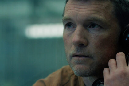 David Burroughs, padre desesperado en 'I Will Find You', analiza una foto de su hijo desaparecido en escena clave de Netflix