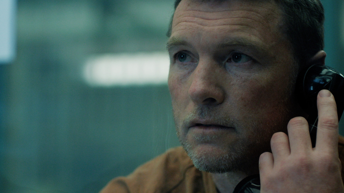 David Burroughs, padre desesperado en 'I Will Find You', analiza una foto de su hijo desaparecido en escena clave de Netflix