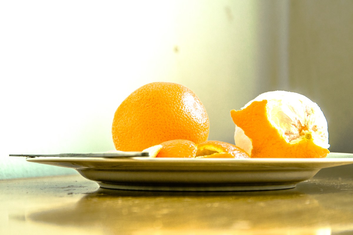 Primer plano de gajos de naranja con el albedo blanco visible, rico en hesperidina y pectina