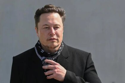 Elon Musk con gesto serio en una rueda de prensa tras anunciar la apelación contra OpenAI y Sam Altman por presunta traición al modelo sin ánimo de lucro