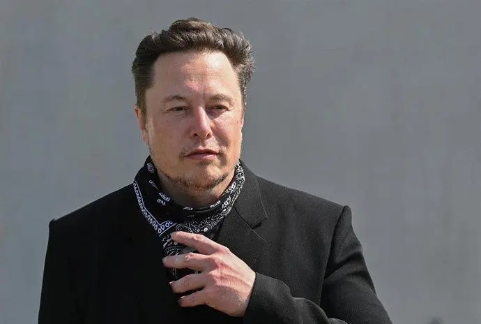 Elon Musk con gesto serio en una rueda de prensa tras anunciar la apelación contra OpenAI y Sam Altman por presunta traición al modelo sin ánimo de lucro