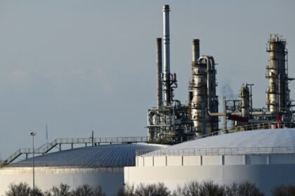 Gráfico comparativo de ganancias en bolsa: Shell (+12%) y BP (+9%) vs Chevron (-1,2%) y Exxon (-3,4%) por estrategias con el crudo en 2024