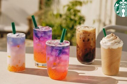 Tropical Butterfly Refresher de Starbucks con capas azules y amarillas de guayaba, maracuyá y perlas de mango en vaso transparente