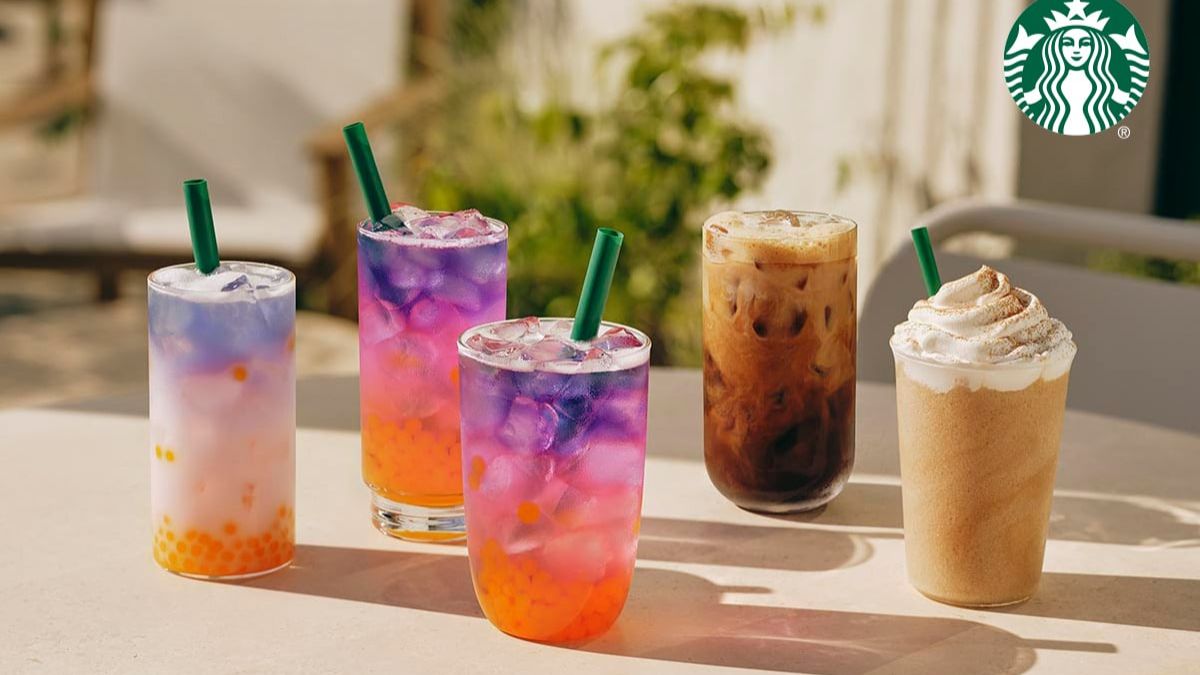 Tropical Butterfly Refresher de Starbucks con capas azules y amarillas de guayaba, maracuyá y perlas de mango en vaso transparente