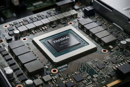 Placa base con la GPU H200 de Nvidia instalada en un servidor de alta capacidad, lista para aplicaciones de IA bajo regulaciones estrictas