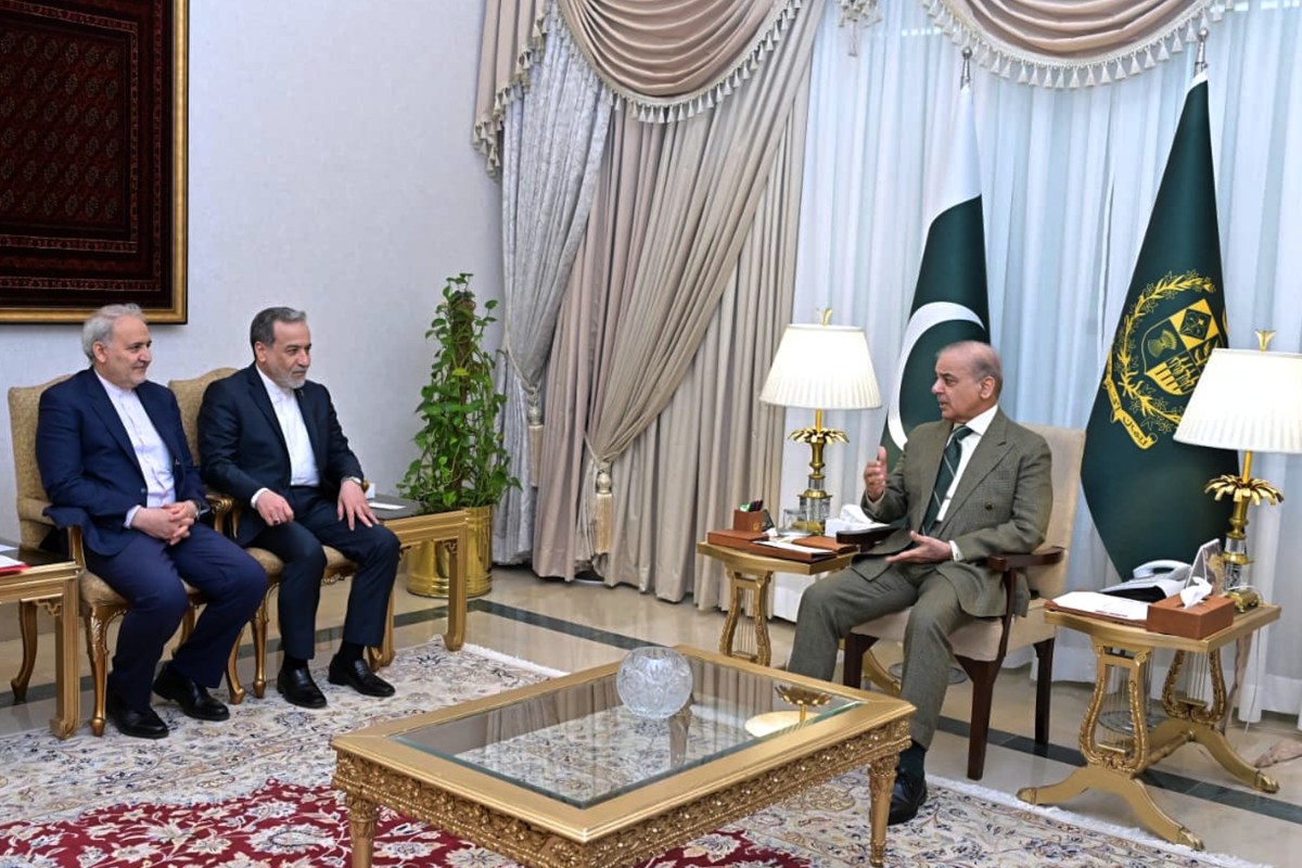 Bandera de Pakistán ondeando frente a mesa de negociaciones entre delegados de EE.UU. e Irán con mapas del Golfo Pérsico y gráficos de producción petrolera