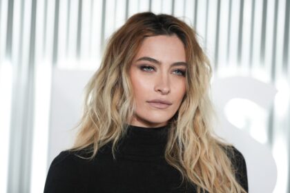 Paris Jackson con expresión seria en sala de tribunal tras ganar demanda por $625000 a albaceas de su padre
