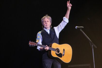 Paul McCartney en entrevista analizando el impacto global de Taylor Swift junto a una foto de The Beatles en los 60