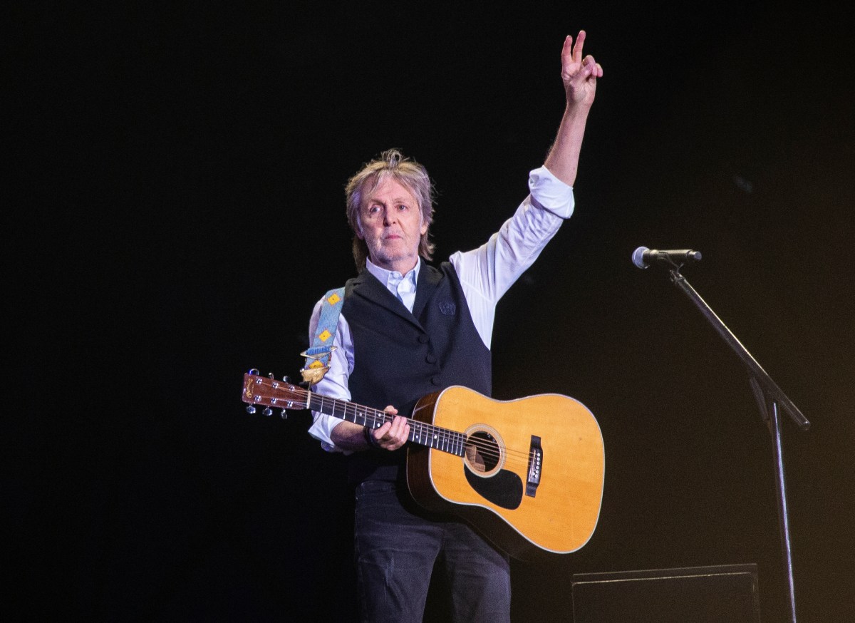 Paul McCartney en entrevista analizando el impacto global de Taylor Swift junto a una foto de The Beatles en los 60