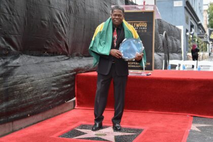Paulinho Da Costa con la bandera de Brasil durante la ceremonia de su estrella en el Paseo de la Fama de Hollywood