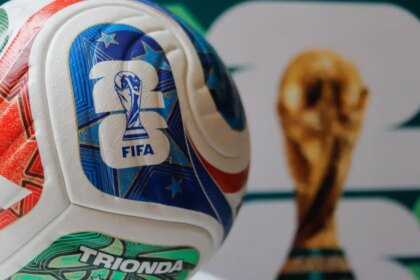 Pantalla de computadora mostrando un sitio web falso de la FIFA con diseño idéntico al oficial para vender boletos del Mundial 2026