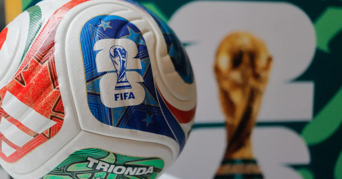 Pantalla de computadora mostrando un sitio web falso de la FIFA con diseño idéntico al oficial para vender boletos del Mundial 2026