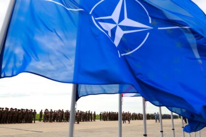 Mapa de Europa con bases militares de la OTAN resaltadas y bandera de EE.UU. difuminada al fondo, simbolizando la incertidumbre por un posible '' + 'Plan B OTAN'
