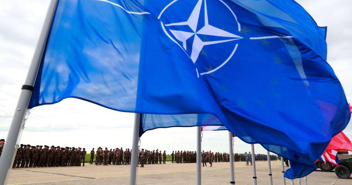 Mapa de Europa con bases militares de la OTAN resaltadas y bandera de EE.UU. difuminada al fondo, simbolizando la incertidumbre por un posible '' + 'Plan B OTAN'