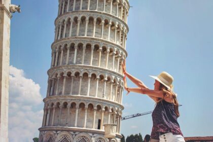 Torre de Pisa con su característica inclinación sobre un suelo blando, ejemplo clásico de los monumentos inclinados que desafían la física