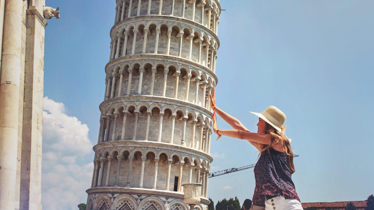 Torre de Pisa con su característica inclinación sobre un suelo blando, ejemplo clásico de los monumentos inclinados que desafían la física