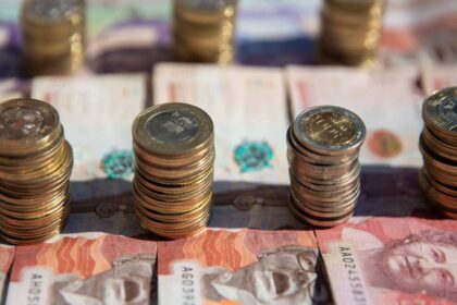 Gráfico de barras mostrando el aumento del 147% en insolvencias Colombia 2026 con tarjetas de crédito y libranzas como principales causas