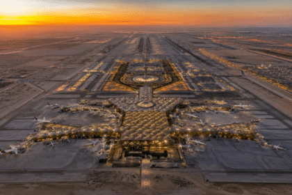 Vista aérea del Aeropuerto Internacional Rey Fahd en Dammam, el más extenso del mundo con 776 km², combinando pistas modernas y zonas de expansión futura bajo el cielo desértico