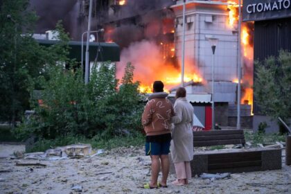 Edificio dañado en Kiev tras bombardeos rusos mientras EE.UU. explora mediación para detener la guerra prolongada